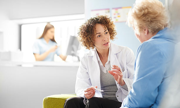 feamle doctor talking to patient